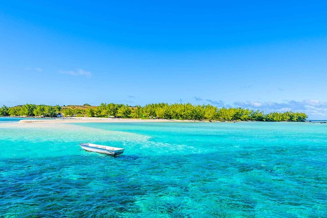 3 North Islands Catamaran Cruise with Lunch & Drinks on island. - A North Islands catamaran day, minus the fluff
