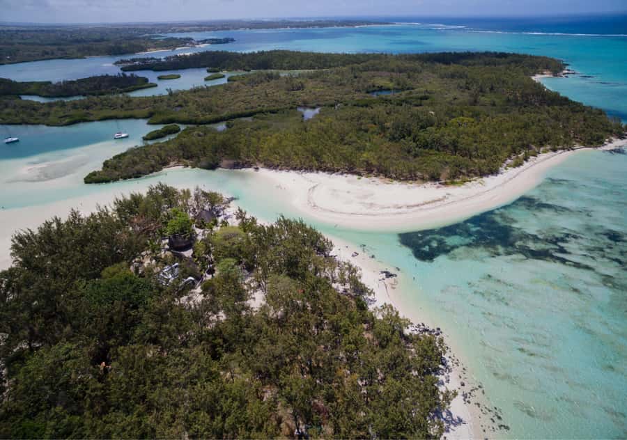 5 Islands Boat Trip, Snorkeling and Lunch on Ile aux Cerfs - Lunch on board plus drinks: the practical energy boost