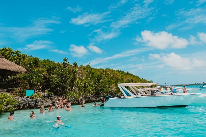 5 Islands Speedboat Cruise incl. Snorkeling in Blue Bay + Lunch at Ile aux Cerfs - A 7-hour plan along Mauritius’ east coast