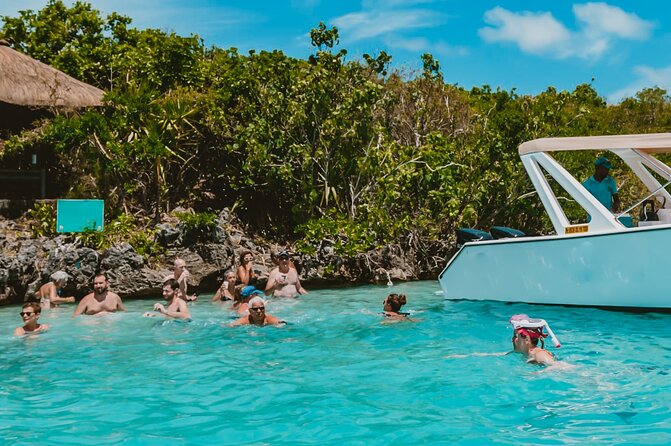 5 Islands Speedboat Cruise incl. Snorkeling in Blue Bay + Lunch at Ile aux Cerfs - Meeting at Blue Alizé Catamaran, then out onto open water