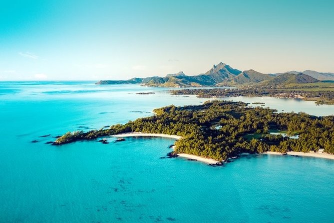 5 Islands Tour: NEW Private OCÉANE Speed Boat - Ile aux Fouqets lighthouse: a quick scenery pass