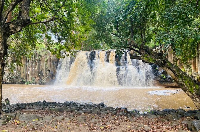 All Inclusive Full Day Tour: Chamarel Rhumrie,7-Coloured & Lunch - Pickup at 8:00 and the Private-Tour Feel