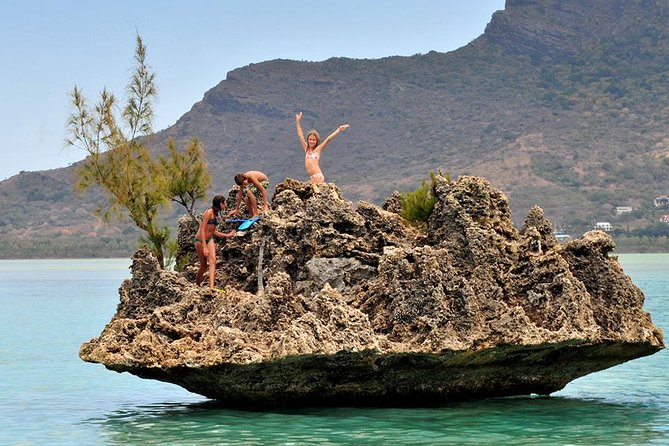 Catamaran Cruise to Ile Aux Bénitiers: Dolphin watch, Crystal Rock & Transfer - Boat Comfort and Group Size: What to Expect on a Shared Catamaran