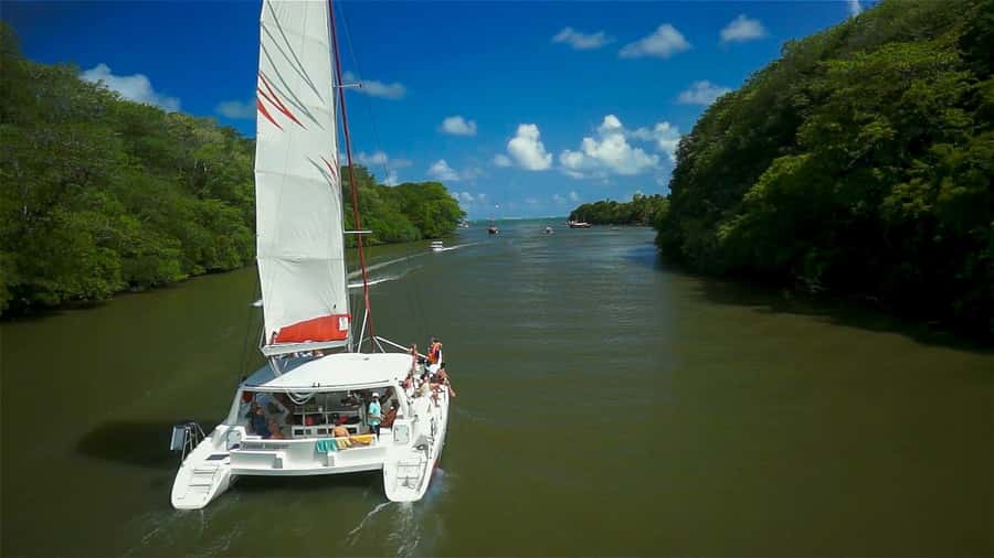 Catamaran cruise to Ile aux Cerfs from Pointe Jerome - Ile aux Cerfs: the white sand time that justifies the day