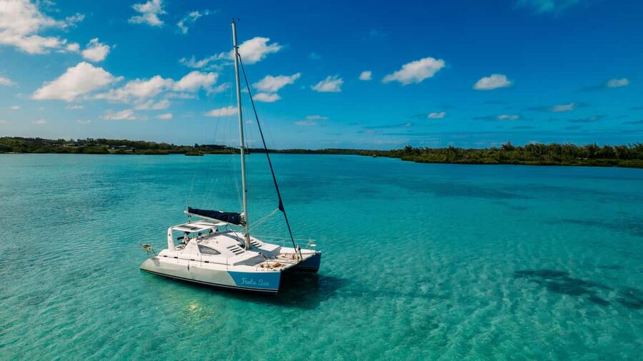 Catamaran Cruise to île aux Cerfs w Dolphins watch & Lunch - Sailing Into Île aux Cerfs Lagoon: Where the Views Do the Talking