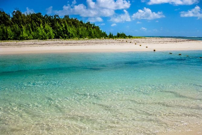 Catamaran Experience to Ile aux cerf: incl: Parasailing, Lunch, GRSE & Transfer - Ile aux Cerfs time: beaches plus the parasailing reality check