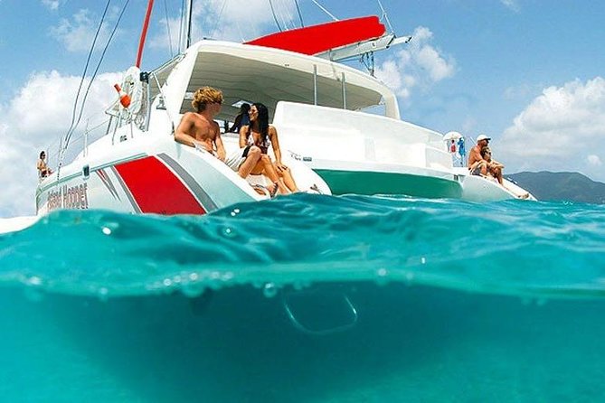 Catamaran Experience to Ile aux cerf: incl: Parasailing, Lunch, GRSE & Transfer - Food and drinks onboard: why the halal lunch + unlimited beverages help
