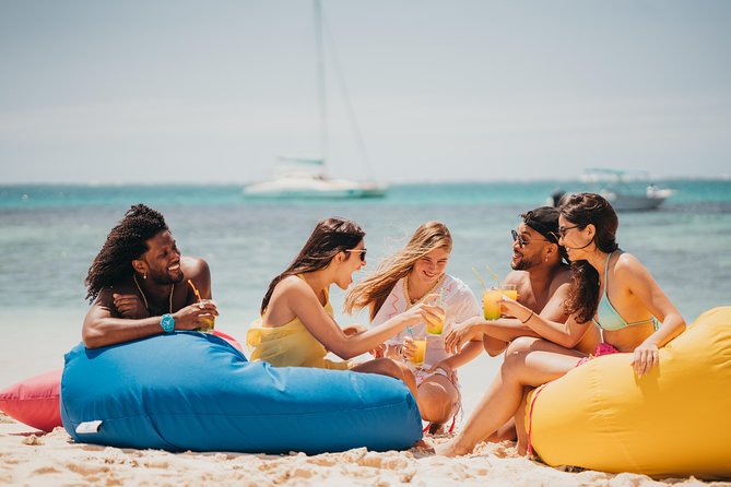 EAST Shared Cruise : OCÉANE Full day catamaran to Ile aux Cerfs - Getting on board at Pointe Maurice and what the day feels like