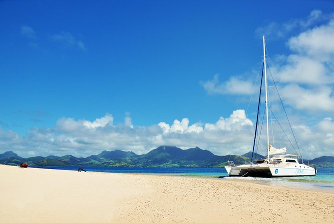 EAST Shared Cruise : OCÉANE Full day catamaran to Ile aux Cerfs - Second snorkel stop at Fond Blanc or Eau Bleu