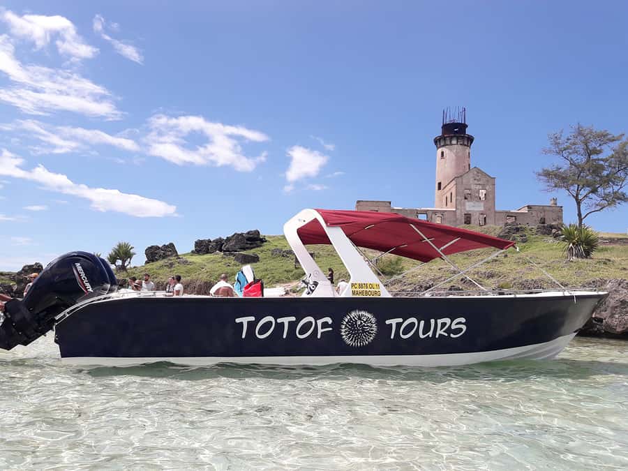 From Blue Bay: Ile aux Cerfs Speedboat Excursion with BBQ - The cruise segment: Île aux Phare and the lighthouse ruin break