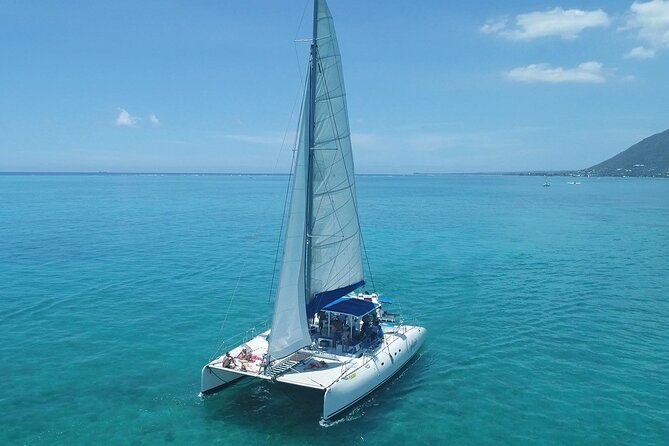 Full Day Catamaran Cruise on shared basis to Bénitiers Island - The view backdrop: Black River mountains from the lagoon