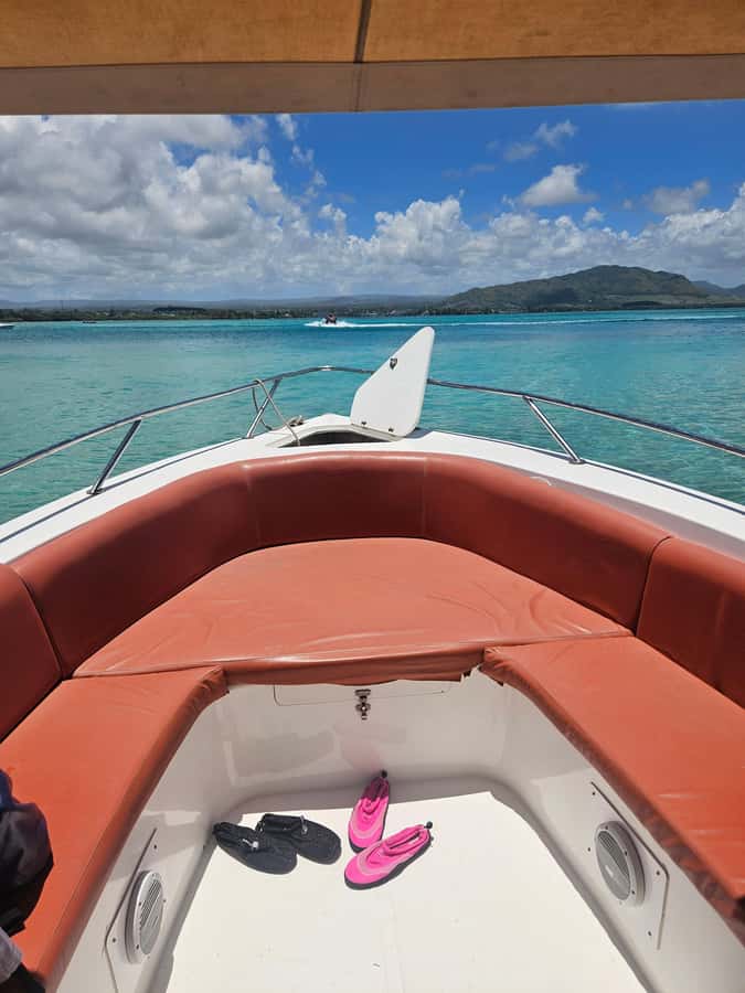FULL-DAY CATASPEED - East Lagoon cruise including transfer. - Snorkeling at the Aquarium stop: gear included, pace on your side