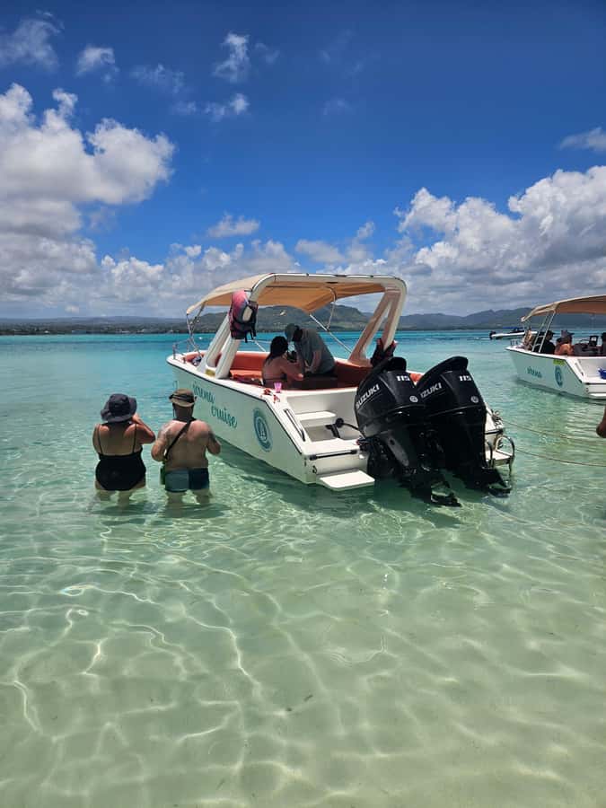 FULL-DAY CATASPEED - East Lagoon cruise including transfer. - BBQ lunch on Ile aux Margenie: food that actually fills the day