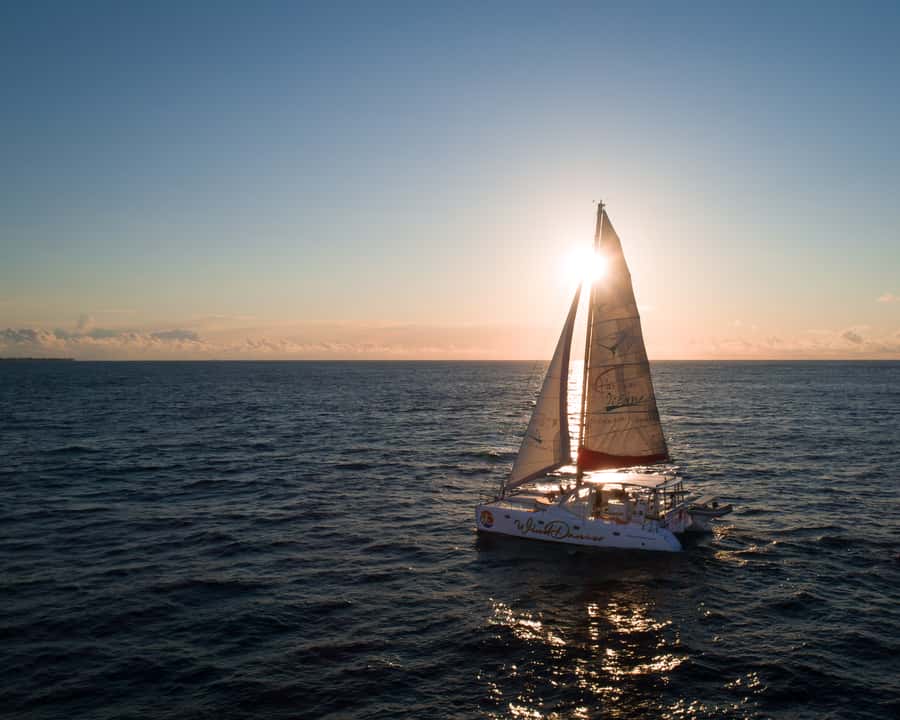 Grand Baie: Cocktail & Sunset Catamaran Cruise - Getting on board at Grand Baie Public Beach, find Wind Dancer