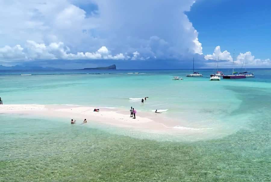 Grand Bay: Catamaran Cruise to Flat Island with BBQ Lunch - Snorkeling around Île Plate and the Coin de Mire pass