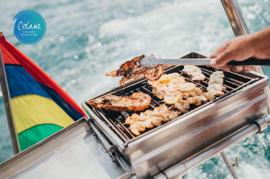 Ile Aux Bénitiers : Private Catamaran Cruise & Gourmet Lunch - Key things to know before you go