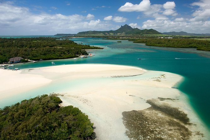Ile aux Cerf: Speed boat with Parasailing & Tube Riding and Lunch - Parasailing and tube riding: choose your thrill level