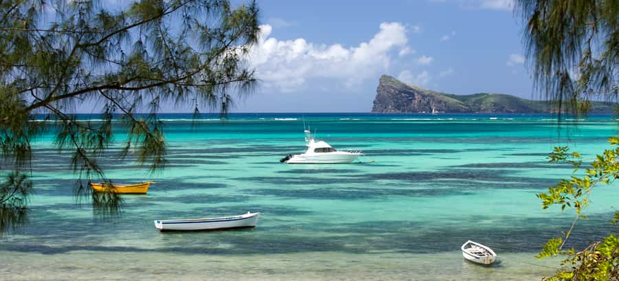 Ilot Gabriel: Catamaran Cruise & BBQ Lunch - BBQ lunch and drinks onboard: when food hits the right moment