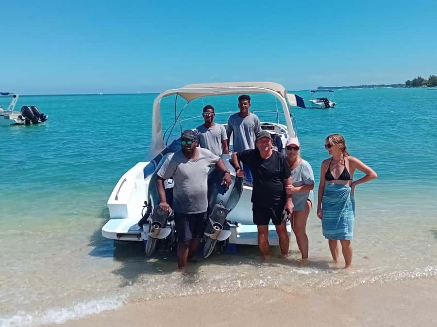 La Preneuse: Dolphin Watching and Snorkeling Speedboat Tour - What you’ll be doing over the full 2 hours