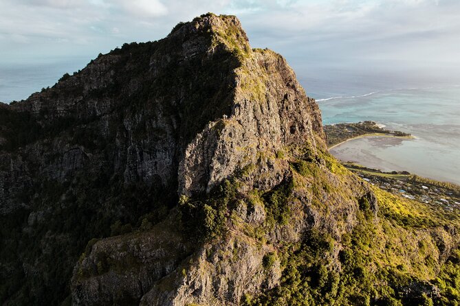 Le Morne Mountain Sunrise Hike & Climb - Guided hike with a max group size: why 15 people can feel like a lot of care