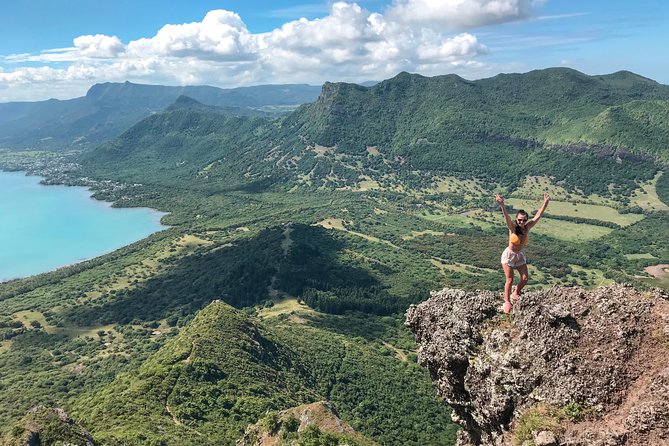 Le Morne Mountain Sunrise Hike & Climb - Meeting points and flow: Slave Route Monument to Kite Lagoon
