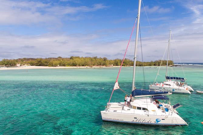Luxury Catamaran Cruise: The Northern Islands - Lunch and drinks onboard: BBQ comfort, plus options for different diets