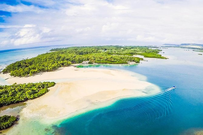 Marvelous Ile aux Cerf island: Speed Boat, Parasailing, Lunch & GRSE waterfall - Who this tour suits, and who should skip it