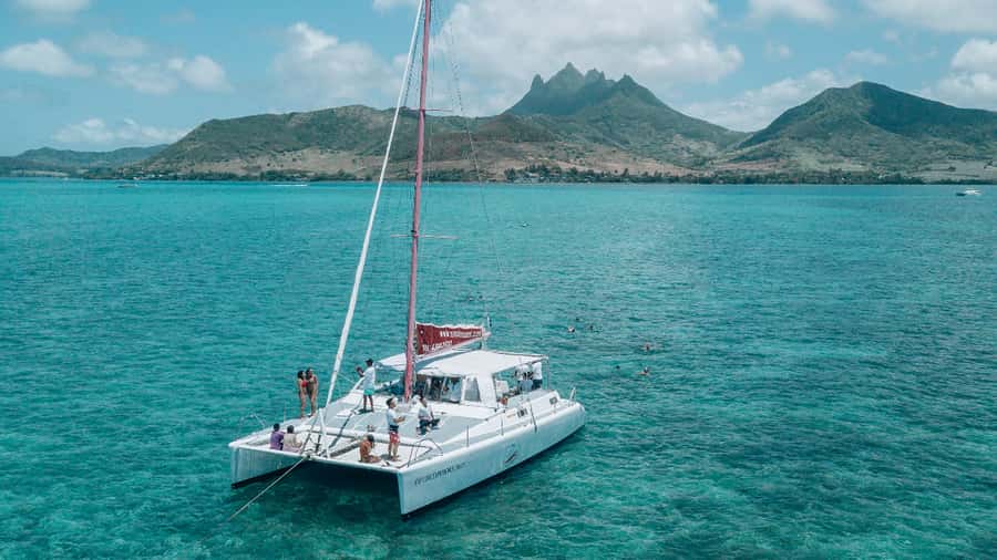 Mauritius: Catamaran Day Cruise to lle aux Cerfs with Lunch - Getting to Trou d’Eau Douce and boarding Blue Alizé