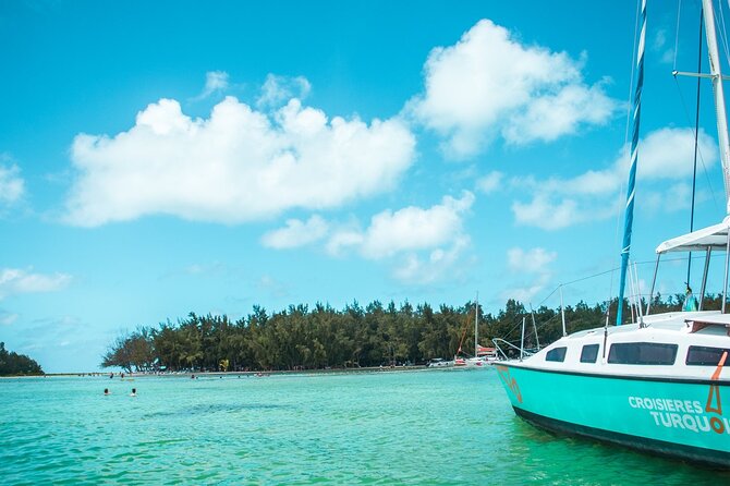 Mauritius : Full day All inclusive Ile aux cerfs Catamaran cruise - Halal breakfast and lunch onboard, plus drinks handled