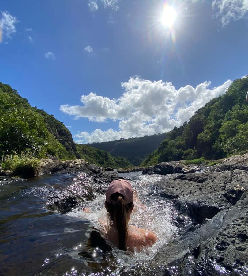 Mauritius Natirel : 7 cascades valley waterfall discovery - Food that makes the price make sense: fruit, Creole lunch, and a real morning start