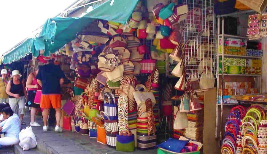 Mauritius: North Tour with Tea Tasting & Oceanarium Visit - Port Louis markets and Chinatown, where you actually feel the city
