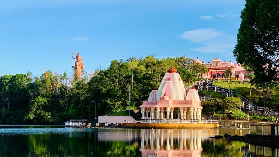 Mauritius: Private Full-Day South Mauritius Tour - Grand Bassin (Ganga Talao), temples by a crater lake