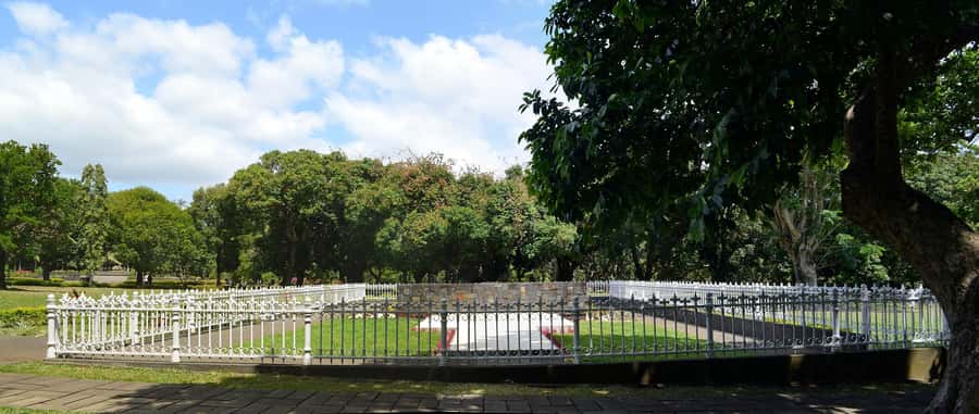 Mauritius: Turtle Swim and North Discovery Tour with Pickup - Grand Baie: Town Time for Snacks and a Change of Pace