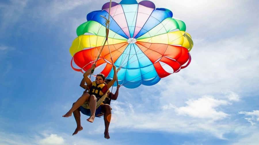 Mauritius: Watersport Adventure Day with Lunch and Pickup - Parasailing with harness and left or right landing cues