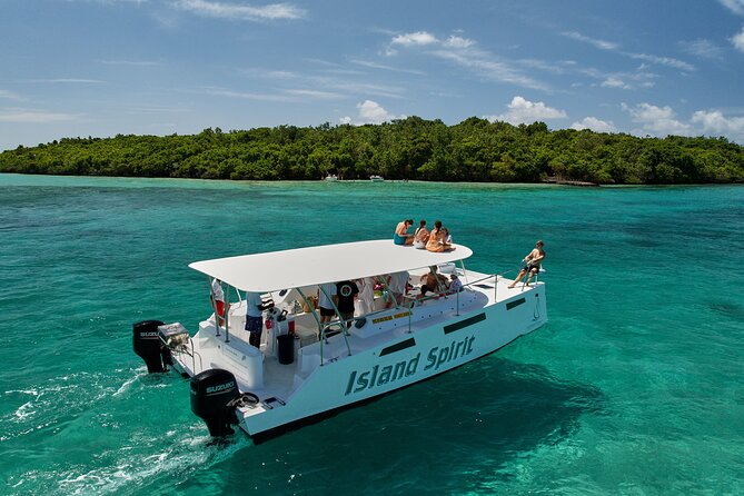 SouthEast Lagoon Discovery on shared basis on a Power Catamaran - The 09h30 to 16h00 Plan: What You Can Expect