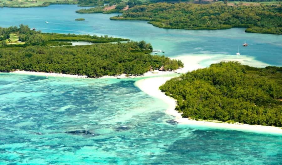 Speed boat to Ile aux Cerfs: Full day incl Lunch & Transfer - Ile aux Cerfs Beach Time: Swimming, Snorkeling, and Staying Flexible