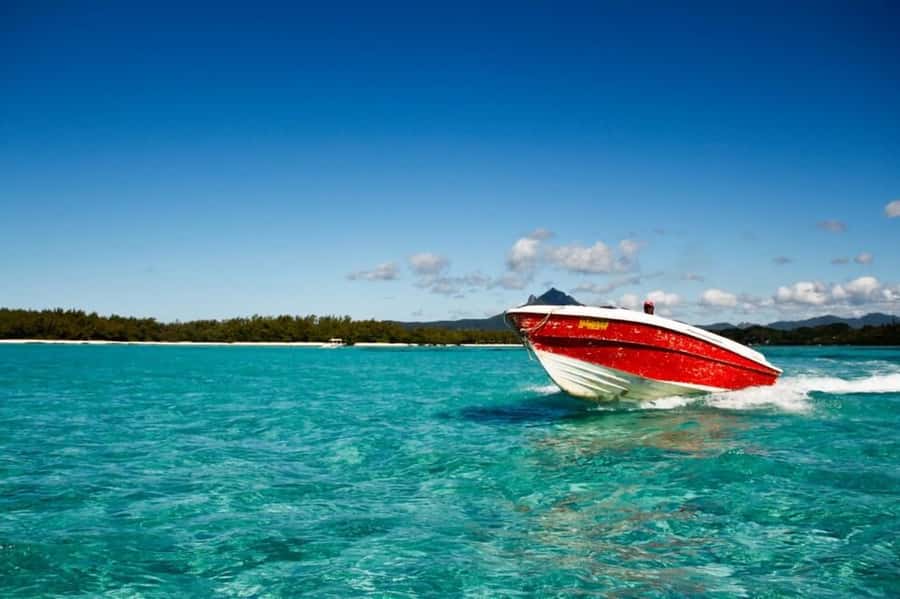 Speed boat to Ile aux Cerfs: Full day incl Lunch & Transfer - Cruising to Ile aux Cerfs: The East Coast Lagoon Views
