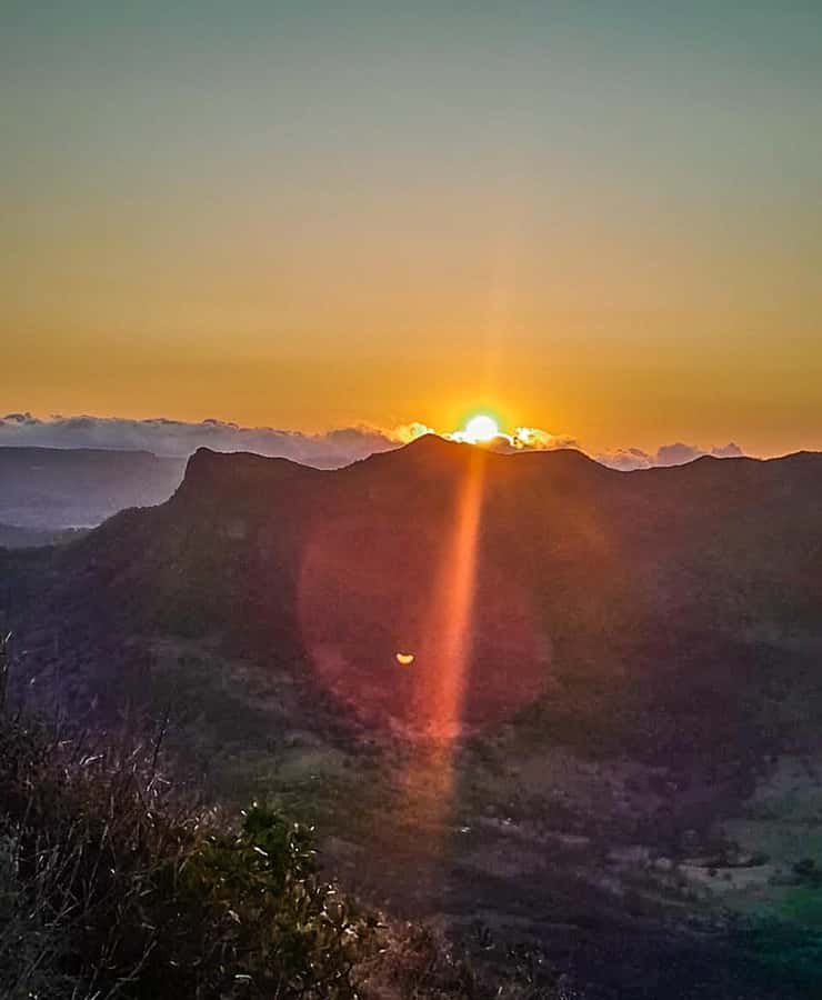 Sunrise hike at Le Morne Brabant with Local Guides (UNESCO) - When the climb gets rocky: how the guides keep you steady