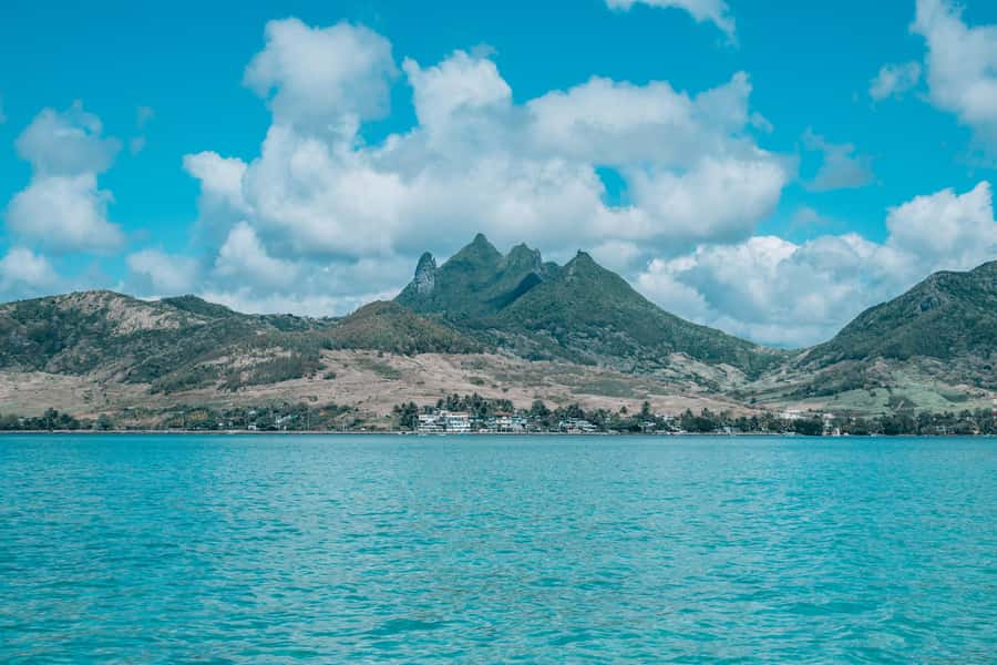Trou D'Eau Douce: 5 island tour Mauritius with lunch/drinks - Ile aux Phares area: lighthouse views and the calm versus big-wave contrast