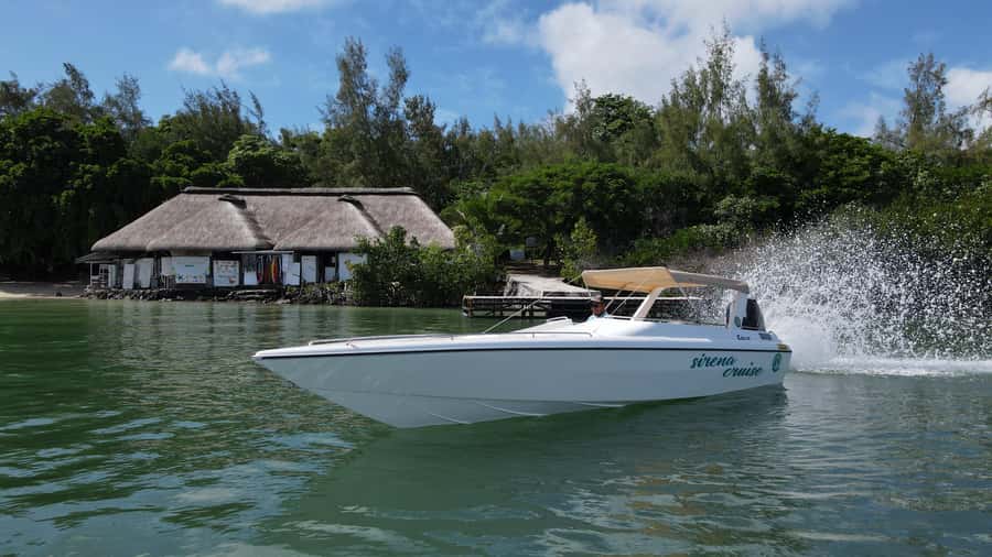 Trou d'Eau Douce: 5 Islands Tour with Snorkeling and BBQ - Île aux Cerfs: free time, sightseeing, and a quick shopping break