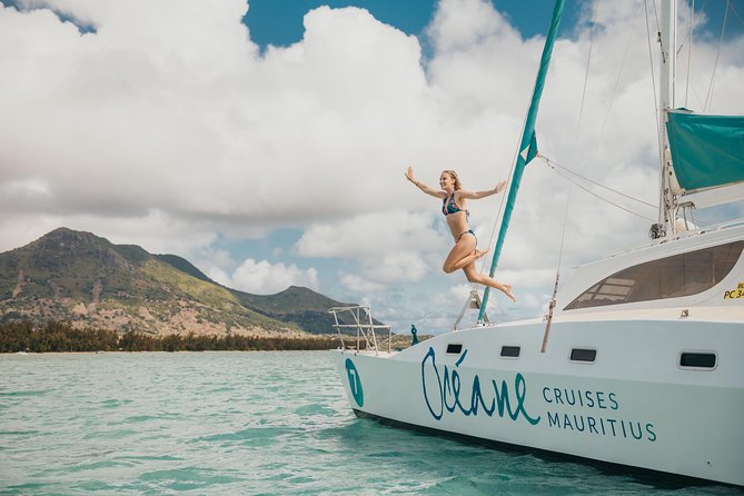 WEST Shared Cruise : OCÉANE Full Day Catamaran Ile aux Bénitiers - Stop 1: Tamarin Bay for dolphins in the western waters